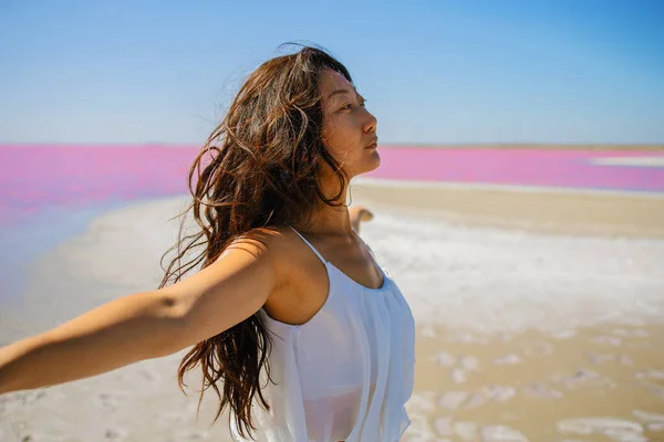 Beyaz Giysili Genç Asyalı Kadın Pembe Göl Kenarında Meditasyon Yapıyor — Stok fotoğraf