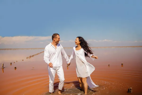 Strand Koppel Wandelen Romantische Reizen Huwelijksreis Vakantie Zomervakantie Romantiek Jong — Stockfoto