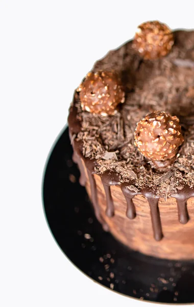 Ніжний Шоколадний Торт Прикрашений Розтопленим Темним Шоколадом Тортами Цукерками Білому — стокове фото