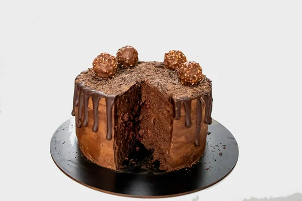 Τρυφερό Κέικ Σοκολάτας Διακοσμημένο Λιωμένη Μαύρη Σοκολάτα Κέικ Σκάει Και — Φωτογραφία Αρχείου