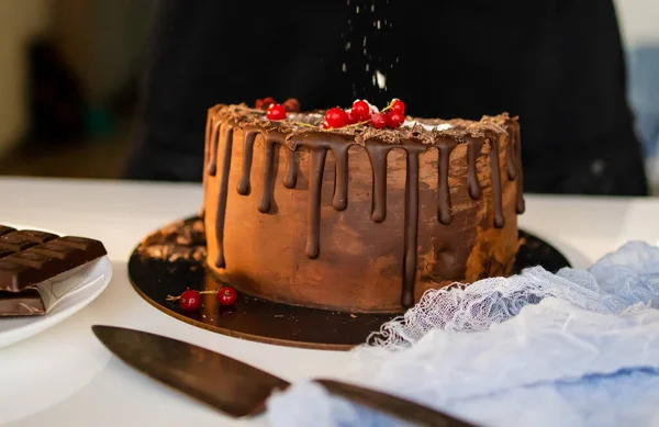 Bolo Chocolate Macio Decorado Com Chocolate Escuro Derretido Bolos Doces — Fotografia de Stock