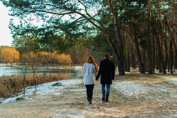 Unga Älskande Par Naturliga Vintern Bakgrund Nyår Och Jul — Stockfoto