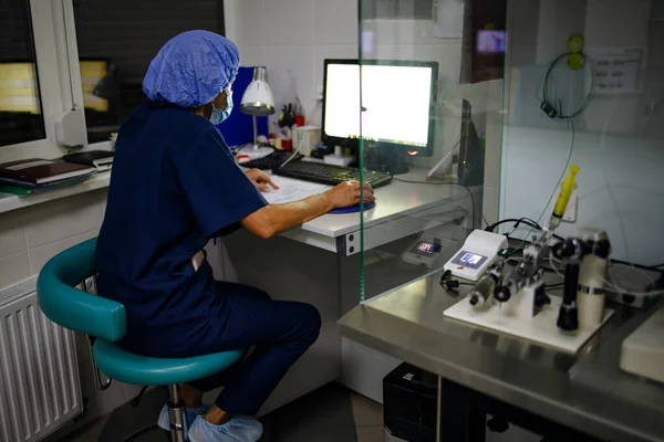 Лабораторія Медичного Розвитку Кавказький Жіночий Вчений Який Дивиться Під Мікроскопом — стокове фото