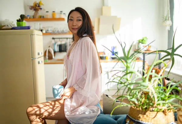 Joven Feliz Asiático Mujer Rosa Pijama Beber Café Cocina Mañana — Foto de Stock