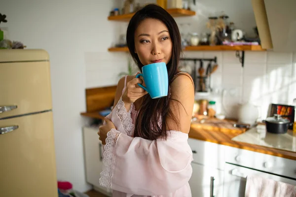 Joven Feliz Asiático Mujer Rosa Pijama Beber Café Cocina Mañana — Foto de Stock