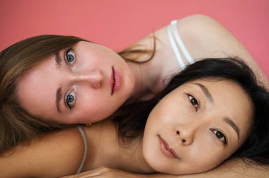 Çok ırklı güzellik. Beyaz ve Asyalı farklı etnik kökenli kadınlar. 