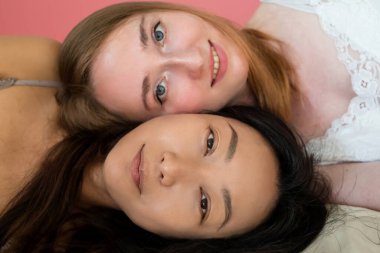 Çok ırklı güzellik. Beyaz ve Asyalı farklı etnik kökenli kadınlar. 