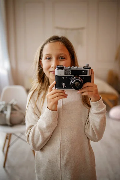 Enfant Avec Une Caméra Vintage Portrait Une Fille Tenant Une — Photo