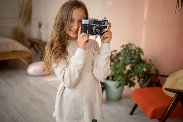 Criança Com Uma Câmera Vintage Retrato Uma Menina Segurando Uma — Fotografia de Stock