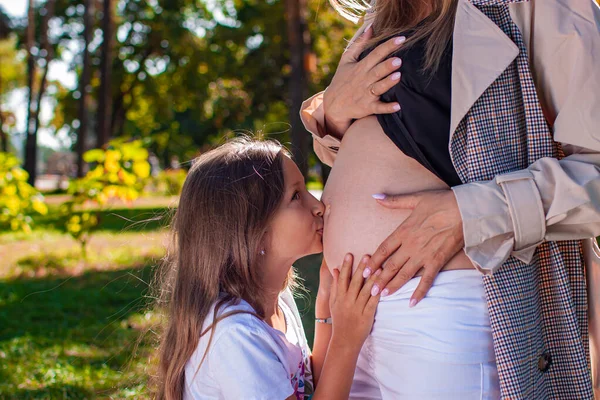 Ευτυχισμένη Οικογένεια Έγκυος Μητέρα Και Κόρη Κοριτσάκι Στο Πάρκο Φθινόπωρο — Φωτογραφία Αρχείου