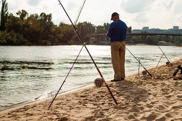 Rybář Rybaření Rotující Tyčí Břehu Řeky — Stock fotografie