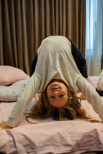 Niedliche Entzückende Kaukasische Blonde Kleine Mädchen Liegend Bett Mit Kissen — Stockfoto