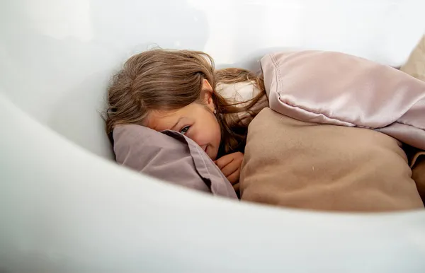 Niedliche Entzückende Kaukasische Blonde Kleine Mädchen Liegend Bett Mit Kissen — Stockfoto