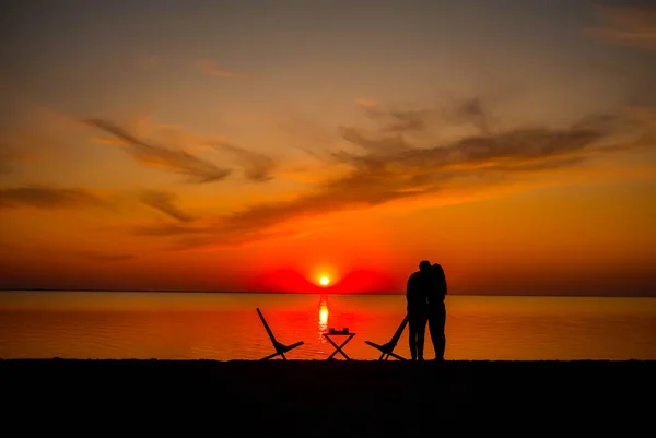 Paar Trinkt Kaffee Strand Mit Schönem Sonnenuntergang Hintergrund — Stockfoto