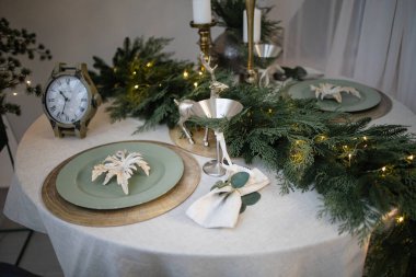 Yeni yıl masa dekorasyonu, mumlar ve arka planda antik süslemeler ve Noel ağacı. Mutlu Noel Arifesi