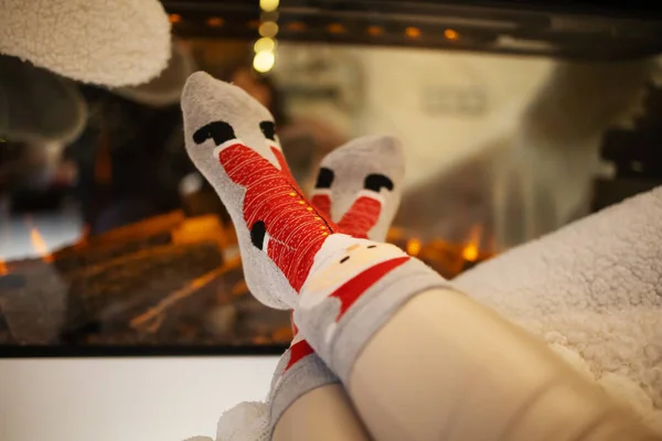Füße Wollsocken Wärmen Kuscheligen Feuer — Stockfoto