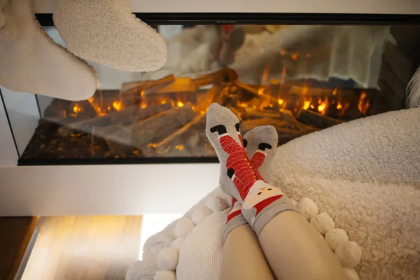 Füße Wollsocken Wärmen Kuscheligen Feuer — Stockfoto