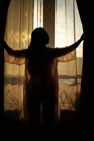 Молода Жінка Відкриває Штори Вікна Спальні Молода Дівчина Готова Нових — стокове фото