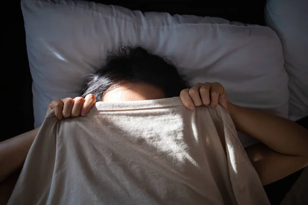 Ung Asiatisk Kvinna Sover Sängen Morgonen Ung Vacker Dam Ligger — Stockfoto