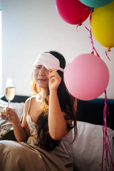Lachende Mooie Jonge Aziatische Vrouw Houdt Bundels Ballonnen Champagne Bed — Stockfoto