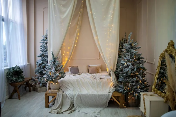 Wewnętrzne Święta Bożego Narodzenia Magiczne Świecące Drzewo Prezenty Sypialni — Zdjęcie stockowe