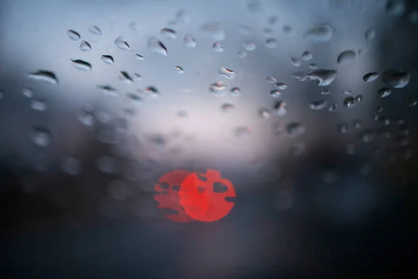 Krople Deszczu Podczas Deszczu Deszczowy Ciemny Dzień Poza Szybą Okienną — Zdjęcie stockowe