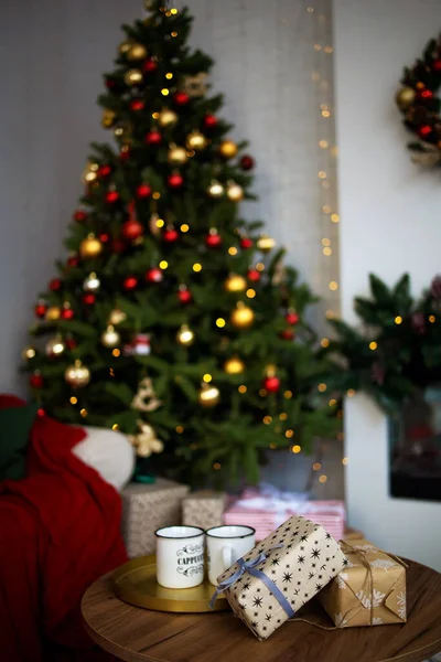Wewnętrzne Święta Bożego Narodzenia Magiczne Świecące Drzewo Prezenty — Zdjęcie stockowe