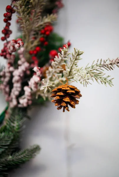 Vánoční Dekorace Dispozice Nebo Rovinaté Jedlovými Větvemi Kužely Červeném Pozadí — Stock fotografie
