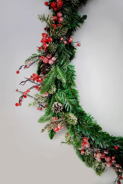 Decoraciones Navidad Diseño Flatlay Con Ramas Abeto Conos Sobre Fondo —  Fotos de Stock