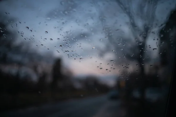 Krople Deszczu Podczas Deszczu Deszczowy Ciemny Dzień Poza Szybą Okienną — Zdjęcie stockowe