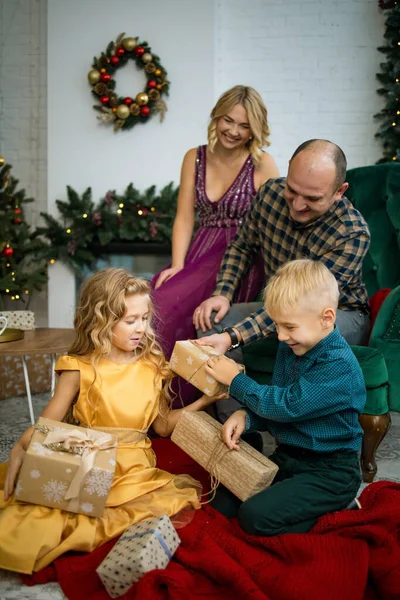 Família Jovem Feliz Com Crianças Divertindo Celebrando Natal Tempo Natal — Fotografia de Stock