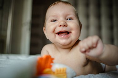 Şirin mutlu 6 ay içinde yalan ve oynayan bebek bezi erkek bebek