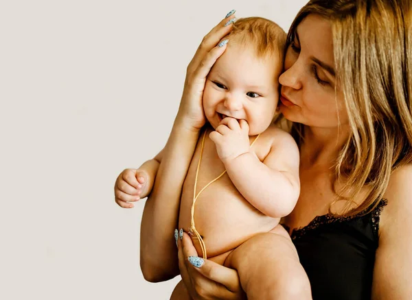 Madre Bebé Besándose Abrazándose Sobre Fondo Blanco Concepto Familia Feliz — Foto de Stock
