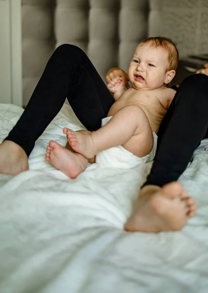Madre Desesperada Sosteniendo Bebé Enojado Llorando — Foto de Stock