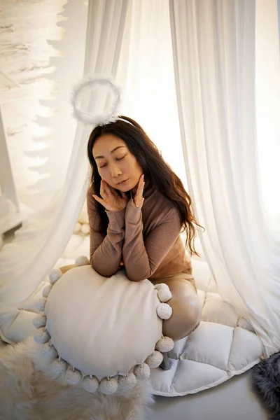 Portret Van Mooie Aziatische Vrouw Met Witte Engel Nimbus Hoofd — Stockfoto