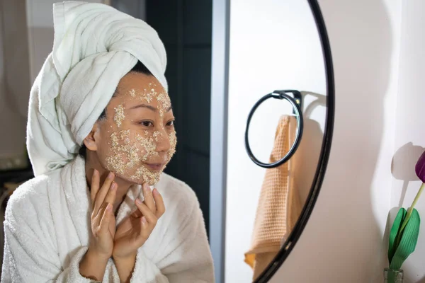 Retrato Mujer Asiática Joven Relajada Haciendo Máscara Avena Baño Delante —  Fotos de Stock