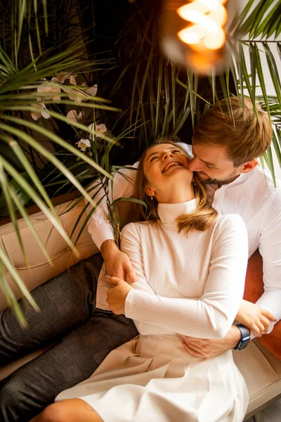 Semplice Gioia Amare Giovani Attraenti Sdraiati Sul Letto Sorridenti Mentre — Foto Stock