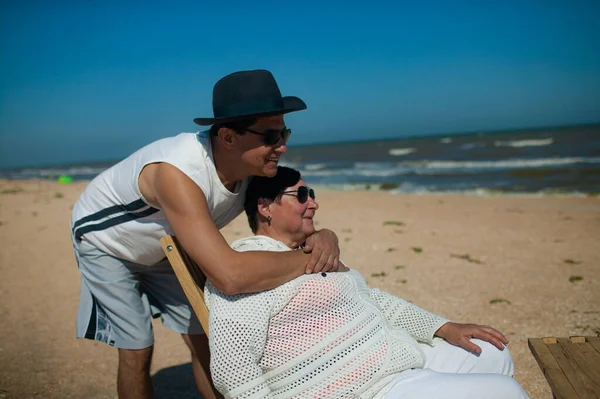 Casal Sênior Relaxante Beira Mar Dia Ensolarado Verão — Fotografia de Stock