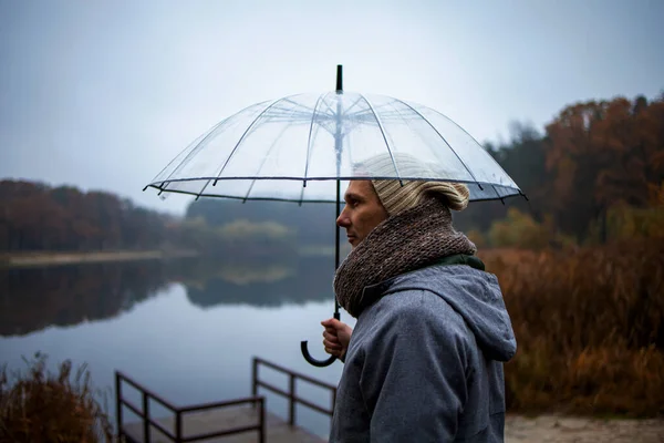 Человек Зонтиком Стоит Озерном Пирсе Дождливый День — стоковое фото