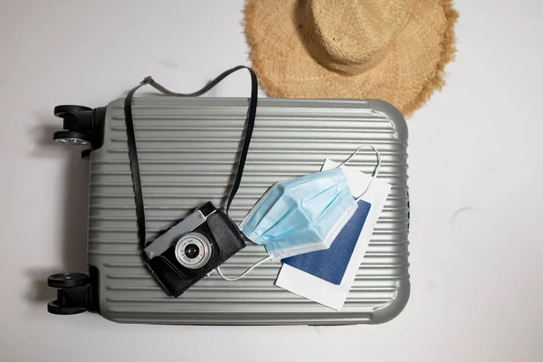 Ταξιδιωτική Βαλίτσα Αποσκευές Διαβατήριο Αεροπορικό Εισιτήριο Και Μάσκα Ταξιδιωτική Απαγόρευση — Φωτογραφία Αρχείου