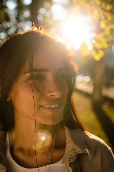 Retrato Hermosa Mujer Americana Sonriendo Mirando Hacia Parque Durante Puesta —  Fotos de Stock