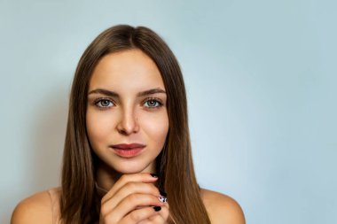 Güzel sarışın kadın yüzünü mavinin üzerine yakın çekim stüdyosuna dön. Beauty Woman portresi. Mükemmel Taze Temiz Ciltli Güzel Spa Mankeni Kız. Gençlik ve Deri Bakımı Konsepti