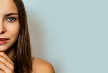 Güzel sarışın kadın yüzünü mavinin üzerine yakın çekim stüdyosuna dön. Beauty Woman portresi. Mükemmel Taze Temiz Ciltli Güzel Spa Mankeni Kız. Gençlik ve Deri Bakımı Konsepti