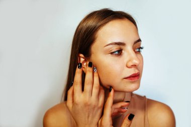 Güzel sarışın kadın yüzünü mavinin üzerine yakın çekim stüdyosuna dön. Beauty Woman portresi. Mükemmel Taze Temiz Ciltli Güzel Spa Mankeni Kız. Gençlik ve Deri Bakımı Konsepti