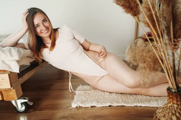 Oldukça Tutkulu Genç Sarışın Kız Açık Yatak Odasında Seksi Çamaşırlarıyla — Stok fotoğraf