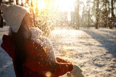Asyalı kızlar kışı, dondurucu günü ve karı sever. Karla oynarken, bir kadın havaya beyaz, gevşek kar fırlatıyor. Kış ormanıyla yürü.
