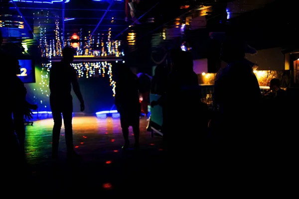 地下クラブで人々を踊る カラフルな光の下で踊る人々とダンスフロア — ストック写真