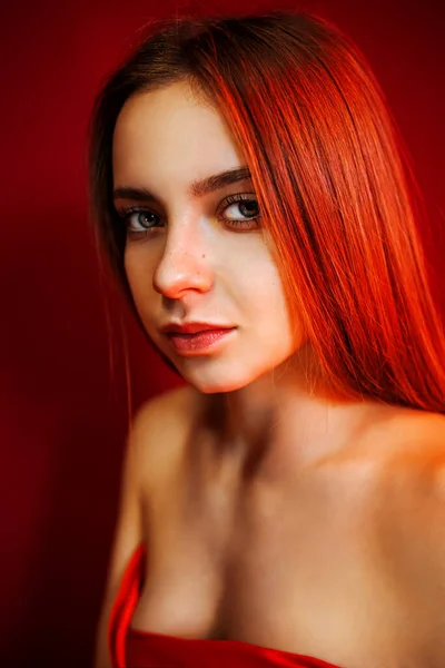 Image Beautiful Young Caucasian Woman Standing Red Neon Illumination Indoors — Stockfoto