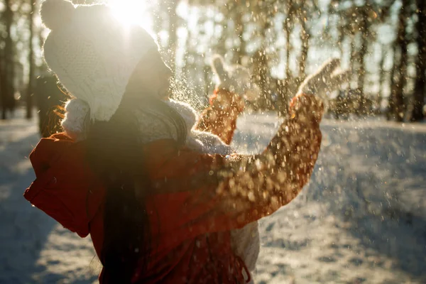 Asijky Užívají Zimu Mrazivý Den Sníh Když Žena Hraje Sněhem — Stock fotografie