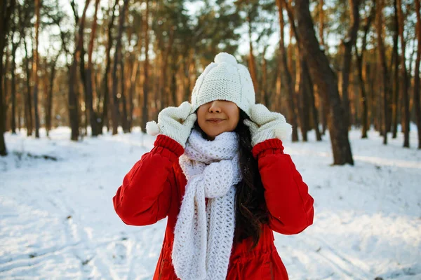 快乐的年轻女子在寒冷的冬日与雪玩耍 亚洲女孩喜欢冬天 寒冷的日子 寒假玩雪 在冬天的森林里散步 — 图库照片